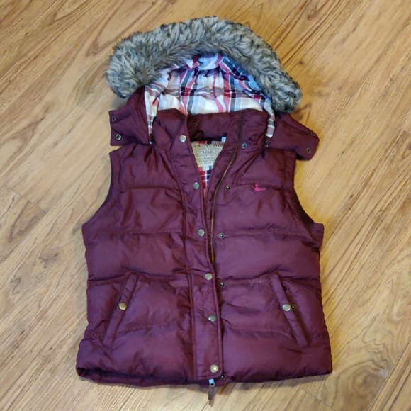 Jack Wills Jackets & Blazers - EUC Maroon puffer vest with detachable hood